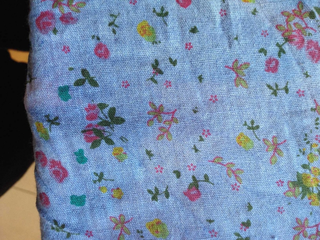 Tuch mit Farbverlauf und kleinen Blümchen