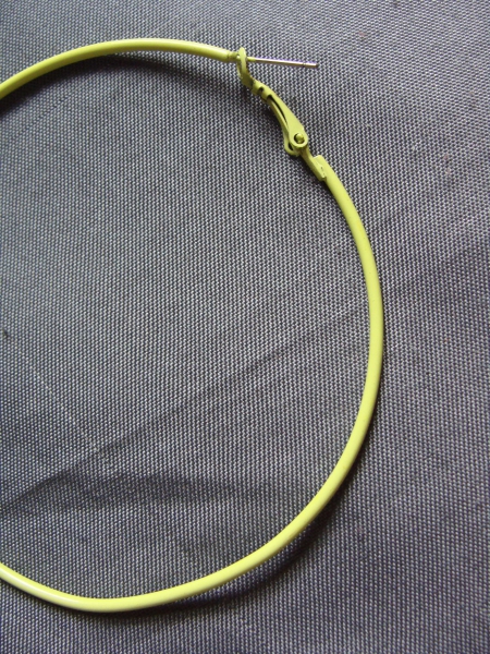 Gelbe Creolen zu verschenken