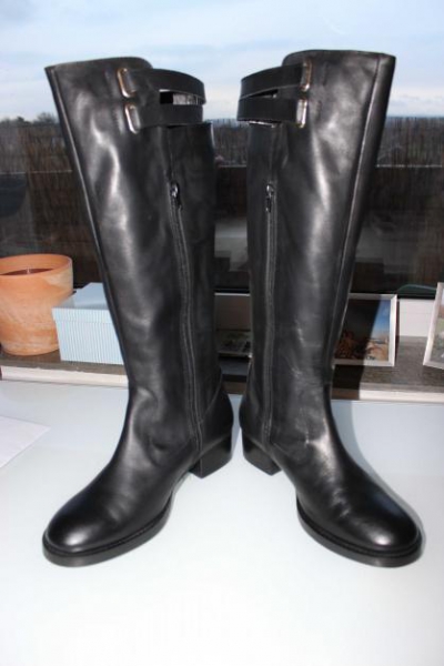 Wunderschöne neue schwarze Lederstiefel - nie angezogen!