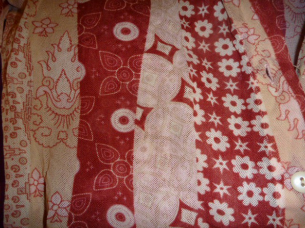 beige-rote Bluse mit Paisley-Blümchen-Print und Streifen