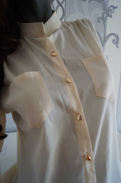 Bluse Weiß mit goldenen Knöpfen L 40