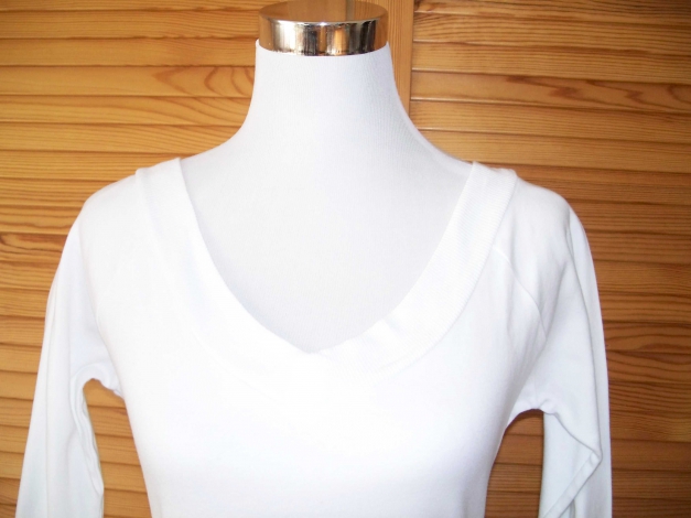 MADISON// Weißes Basic-Shirt mit V-Ausschnitt vorne & hinten NEU