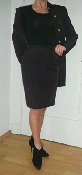 Bordeauxfarben meliertes Kostüm bestehend aus kurzem Rock und längerem Blazer Gr 40/M