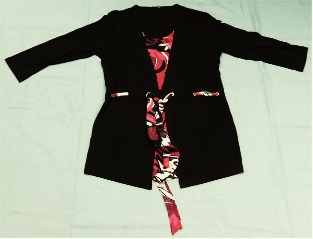 Tunika von Marcona - Schwarz mit Rotton-Muster - Mit Dekoband - Größe 44 - Blasser Fleck