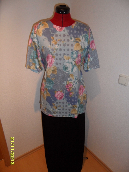 buntes Damenshirt mit Blumenmuster Größe ca. 42/44 