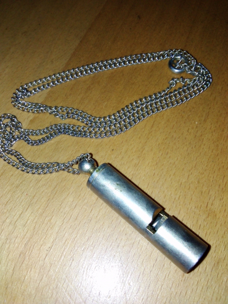 Kette mit Pfeife als Anhänger