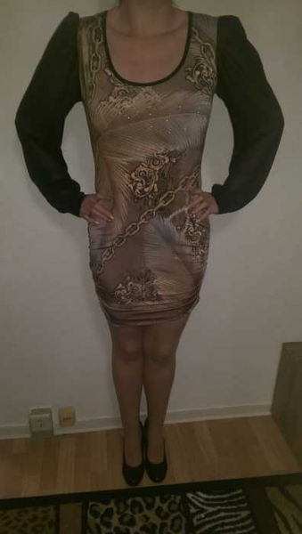 Musterkleid mit transparenten Ärmeln