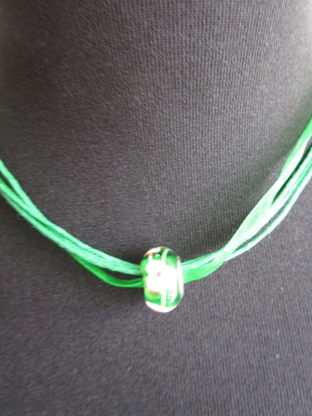 Organza Halsband in grün mit passendem Bead