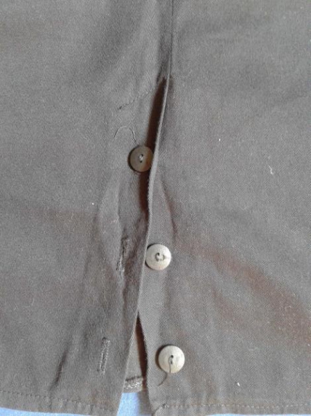 Schwarzer Rock mit Schlitz