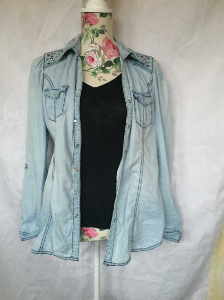 Helles Jeanshemd mit Nieten