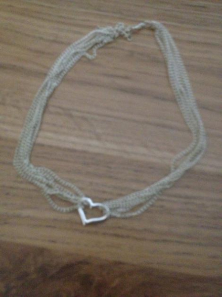 Silberfarbene Kette mit Herzanhänger