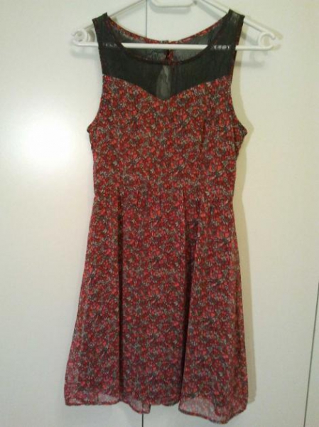 Hübsches Sommerkleid mit Spitze