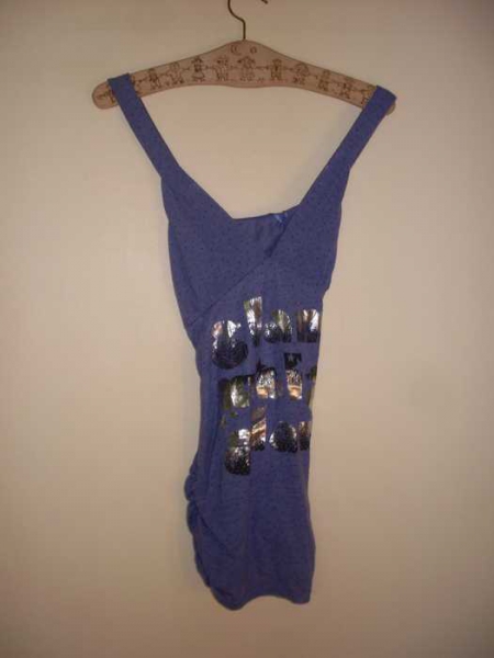 lila top mit überkreuzten trägern