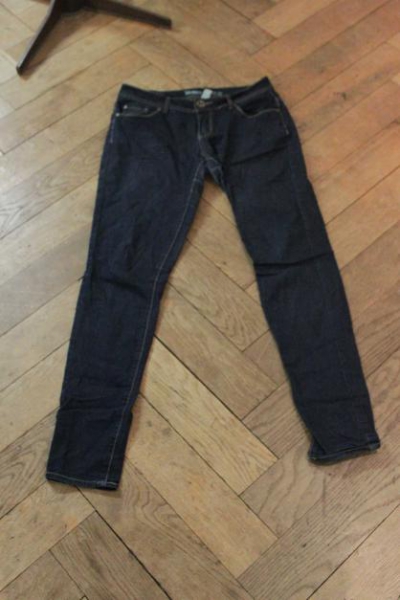  enge dunkelblaue Jeans