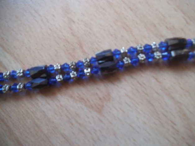 blaue Perlenkette mit Magneten