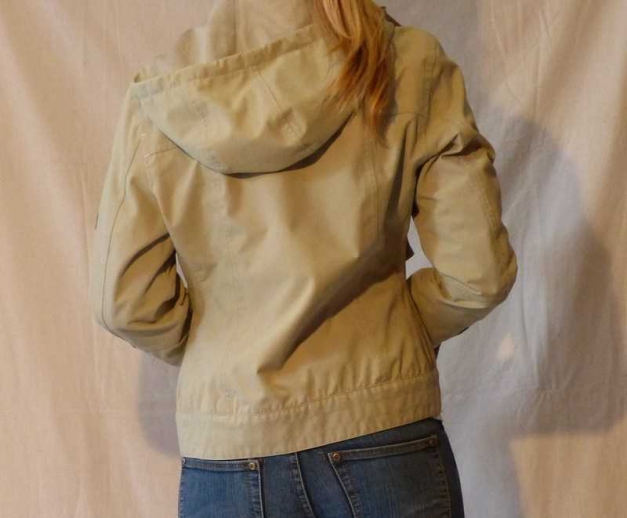 wunderschöne beige-grüne Übergangsjacke