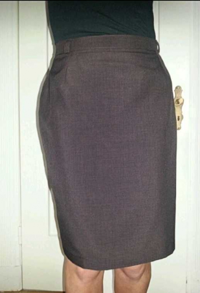 Bordeauxfarben meliertes Kostüm bestehend aus kurzem Rock und längerem Blazer Gr 40/M