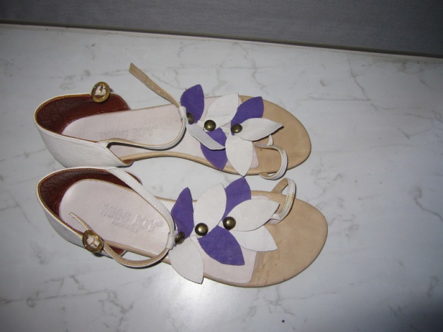 Sandaleten in weiß und lila