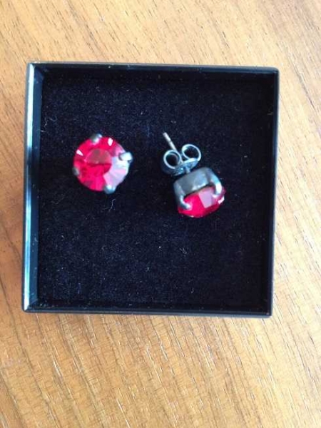 Swarovski / Ohrstecker mit funkelndem roten Stein