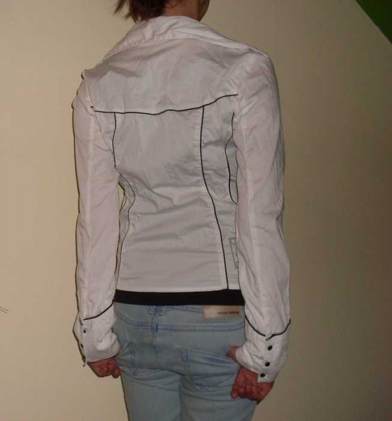 weiße bluse schwarz abgesetzt 