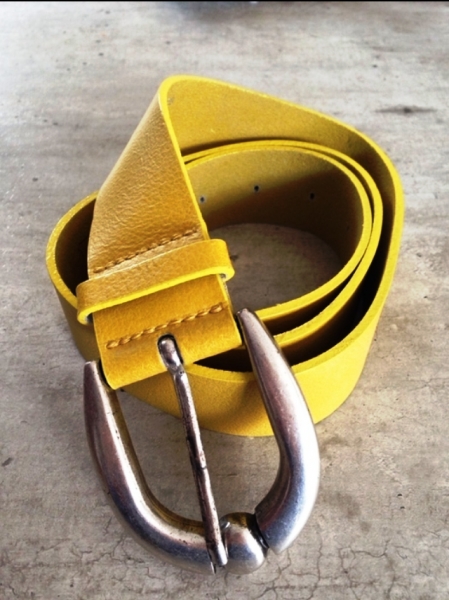 Gelber Ledergürtel