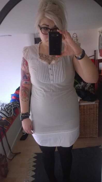 romantisches beiges Kleid mit brauner Weste / 3Suisses 