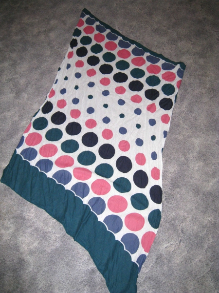 Schal mit bunten Punkten