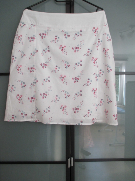 weißer Rock mit Blumenmuster blau pink