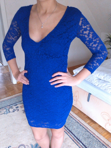 Blaues Spitzenkleid mit langen Ärmeln