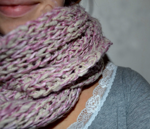 Kuscheliger Rundschal Rosa-Weiss