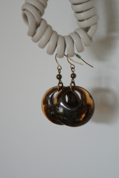 VINTAGE OHRRINGE STECKER RUND BRAUN FISCHERHAKEN GLÄNZEND KUNSTSTOFF OHRHÄNGER