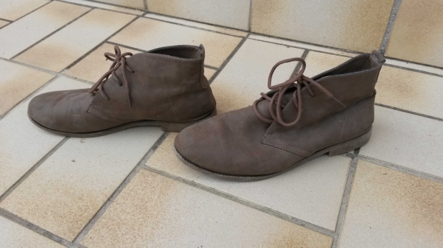 Stylische schlammfarbene Stiefel