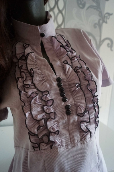 Schöne Lila Bluse mit Rüschen ausgez. 44 eher L 40 M 38