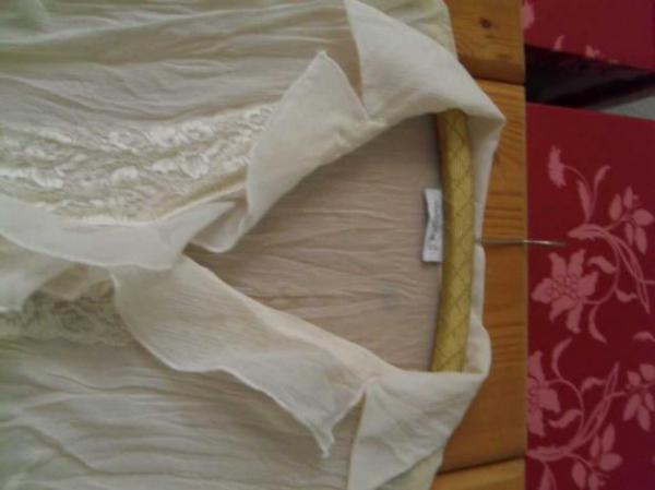 süße cremefarbene Spitzenbluse