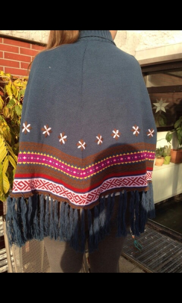 Blauer Poncho von Inscene
