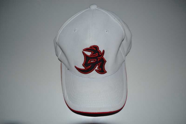 Weiße Cap mit Chinaemblem