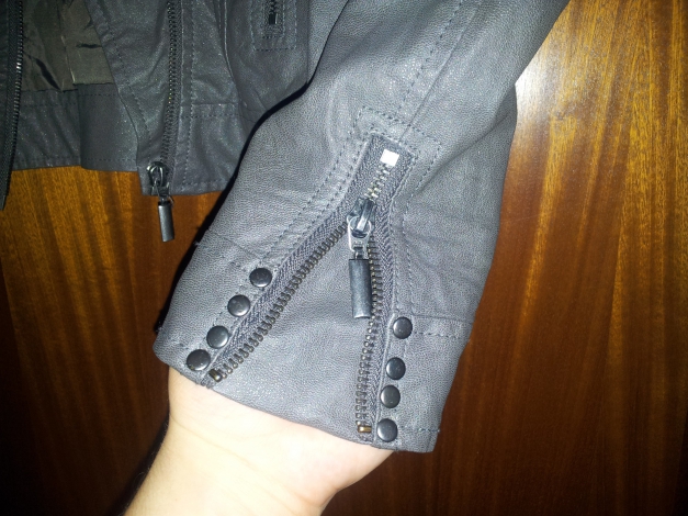 Graue Kunstlederjacke