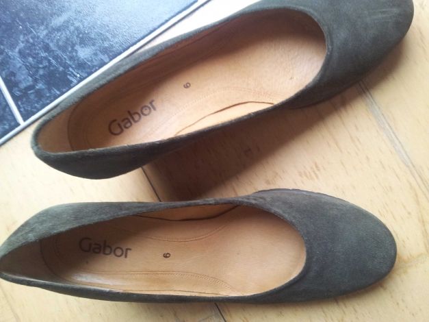 Dunkelgrüne offene Schuhe mit Absatz!