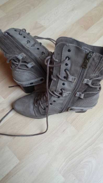 Stiefel mit raffinierter Schnürung