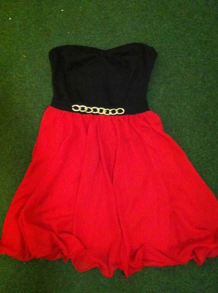 Kleid rot schwarz gold partykleid mit Goldkette Silvester