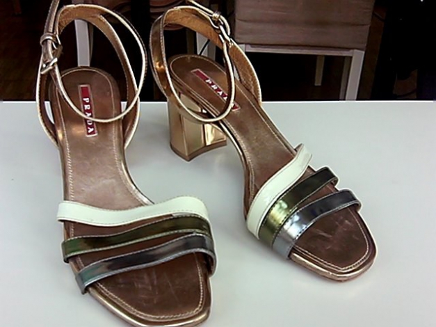 Goldene ungetragene Pradaschuhe 