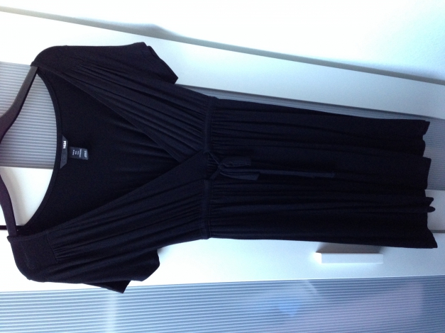 Süßes schwarzes Kleid