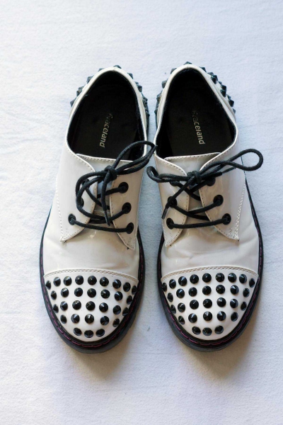 Weiße Nieten Lack Schuhe von Graceland