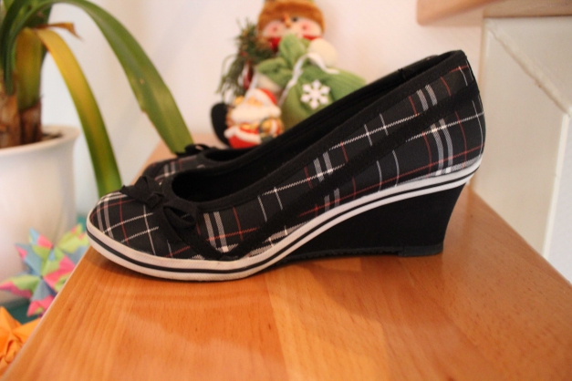 Schwarz-gemusterte Schuhe mit Keilabsatz