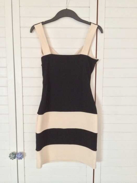 Schickes gestreiftes Abendkleid