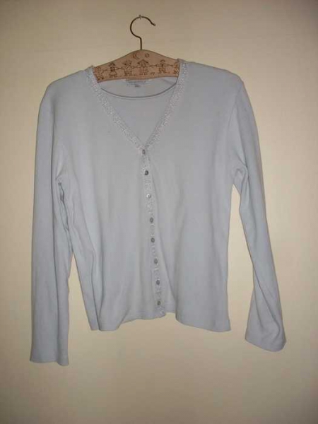 zartblauer cardigan mit eingenähtem shirt