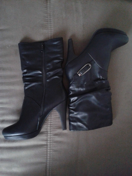 Wunderschöne warm gefütterte neue Stiefel.