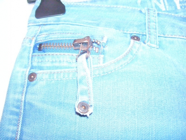 hellblaue röhrenjeans von only