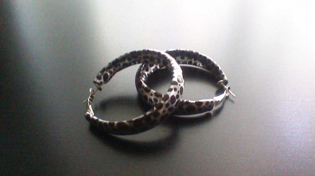 creolen- ohrringe mit animalprint