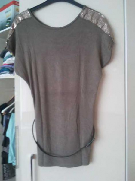 Taube, olivgrünes Oberteil 